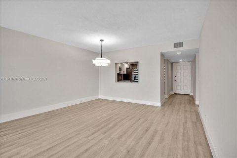 Condo in Pembroke Pines, Florida, 2 bedrooms  № 1321258 - photo 20