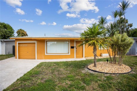 House in Sunrise, Florida 2 bedrooms, 85.38 sq.m. № 1355512 - photo 17