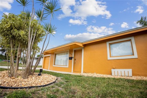 House in Sunrise, Florida 2 bedrooms, 85.38 sq.m. № 1355512 - photo 1