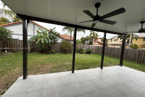 House in Miami, Florida 4 bedrooms, 159.05 sq.m. № 1428101 - photo 29