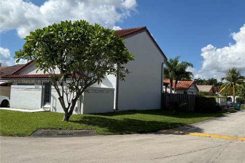 House in Miami, Florida 4 bedrooms, 159.05 sq.m. № 1428101 - photo 3