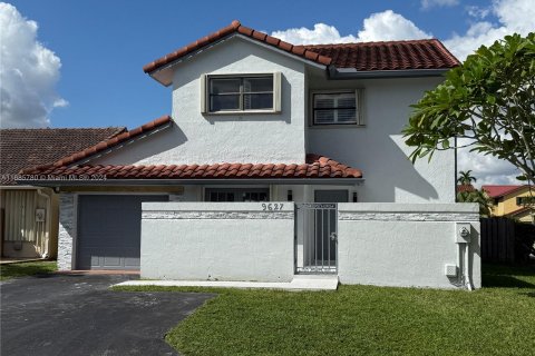 House in Miami, Florida 4 bedrooms, 159.05 sq.m. № 1428101 - photo 1