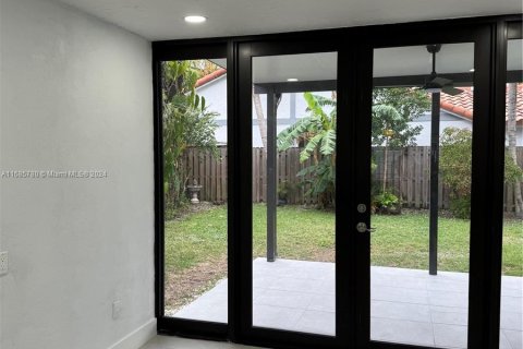 House in Miami, Florida 4 bedrooms, 159.05 sq.m. № 1428101 - photo 15