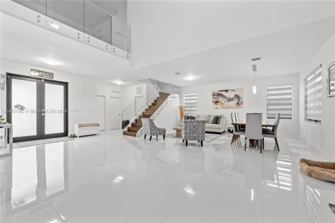 House in Miami, Florida 5 bedrooms, 290.97 sq.m. № 1428040 - photo 30