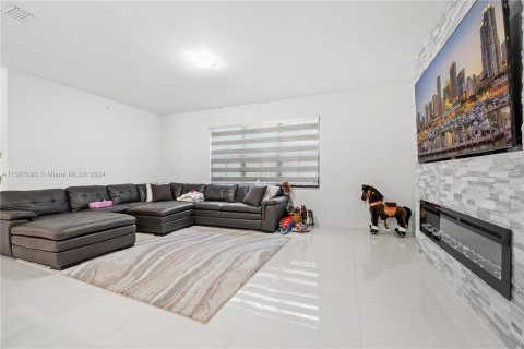 House in Miami, Florida 5 bedrooms, 290.97 sq.m. № 1428040 - photo 5