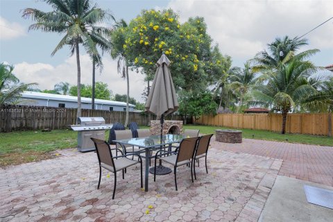 House in Coconut Creek, Florida 4 bedrooms, 199.83 sq.m. № 1325878 - photo 6