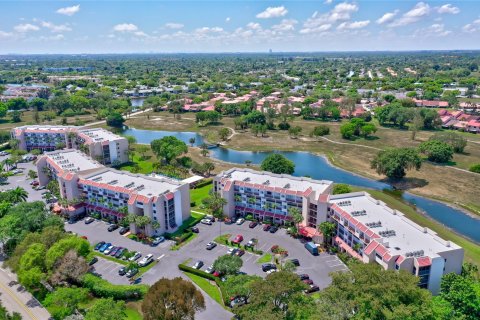 Condominio en venta en Lauderhill, Florida, 2 dormitorios, 142.14 m2 № 1170999 - foto 1