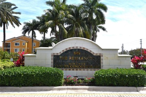 Condominio en venta en Miramar, Florida, 2 dormitorios, 90.77 m2 № 1348229 - foto 1