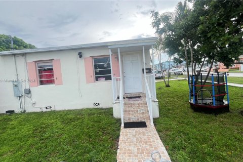 House in Hialeah, Florida 3 bedrooms, 118.17 sq.m. № 1348276 - photo 2