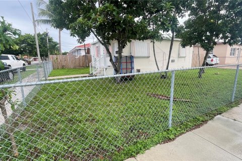 Casa en venta en Hialeah, Florida, 3 dormitorios, 118.17 m2 № 1348276 - foto 1