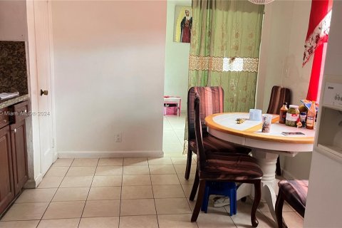 Casa en venta en Hialeah, Florida, 3 dormitorios, 118.17 m2 № 1348276 - foto 4