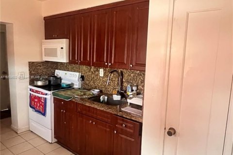 Casa en venta en Hialeah, Florida, 3 dormitorios, 118.17 m2 № 1348276 - foto 5