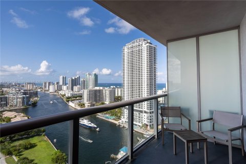 Condo in Hallandale Beach, Florida, 2 bedrooms  № 1360346 - photo 7