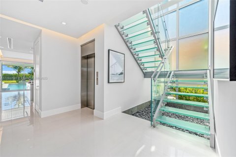 House in Miami Beach, Florida 7 bedrooms, 580.55 sq.m. № 728202 - photo 13