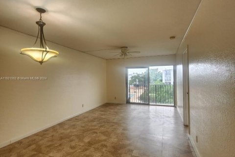 Condo in Miramar, Florida, 2 bedrooms  № 1271598 - photo 2