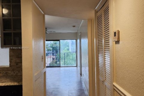 Condo in Miramar, Florida, 2 bedrooms  № 1271598 - photo 1