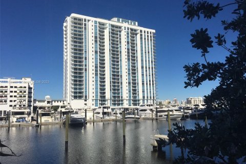 Condominio en venta en North Miami Beach, Florida, 2 dormitorios, 163.14 m2 № 640807 - foto 1
