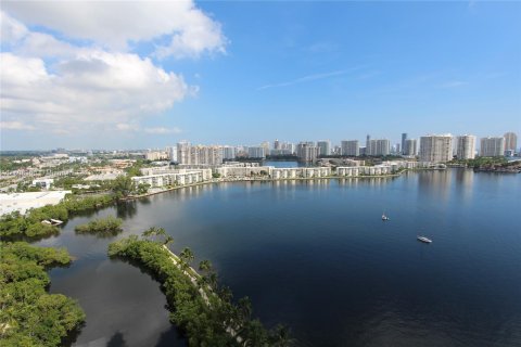 Condominio en venta en North Miami Beach, Florida, 2 dormitorios, 163.14 m2 № 640807 - foto 20