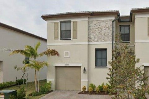 Townhouse in Miami, Florida 3 bedrooms, 143.44 sq.m. № 1355399 - photo 1