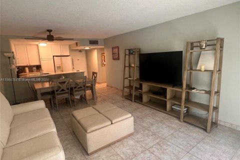 Condo in South Palm Beach, Florida, 2 bedrooms  № 1102617 - photo 7