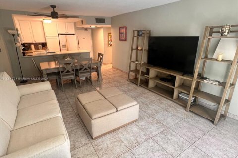 Condo in South Palm Beach, Florida, 2 bedrooms  № 1102617 - photo 5