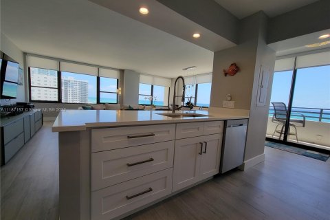 Condominio en alquiler en Hollywood, Florida, 2 dormitorios, 124.49 m2 № 1347588 - foto 7