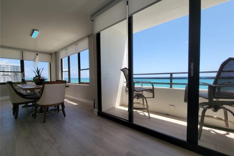 Copropriété à louer à Hollywood, Floride: 2 chambres, 124.49 m2 № 1347588 - photo 10