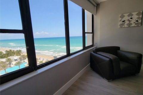 Condominio en alquiler en Hollywood, Florida, 2 dormitorios, 124.49 m2 № 1347588 - foto 14