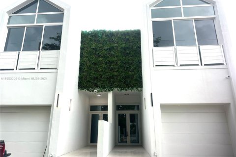 Townhouse in Miami, Florida 3 bedrooms, 230.77 sq.m. № 1347586 - photo 1