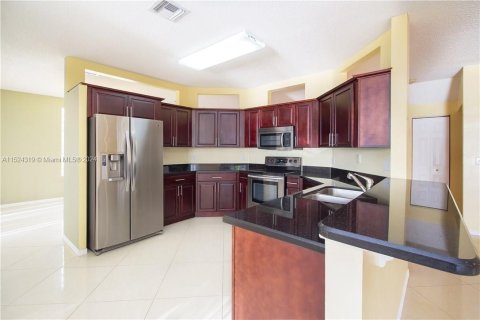 House in Miramar, Florida 4 bedrooms, 245.17 sq.m. № 980744 - photo 3