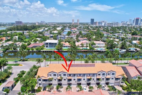 Adosado en venta en Aventura, Florida, 4 dormitorios, 250.84 m2 № 1321044 - foto 1