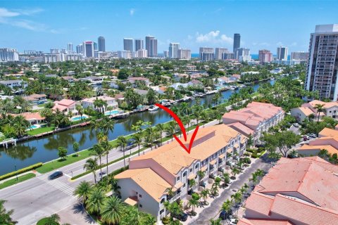 Adosado en venta en Aventura, Florida, 4 dormitorios, 250.84 m2 № 1321044 - foto 2