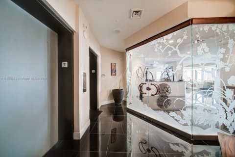 Condo in Miami, Florida, 6 bedrooms  № 1291617 - photo 16