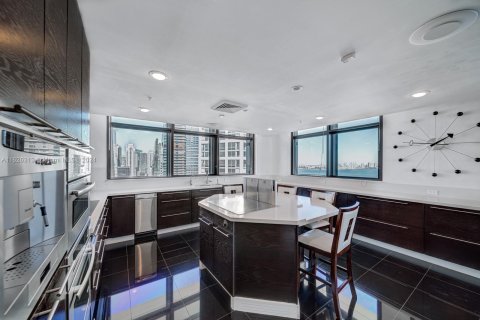 Condo in Miami, Florida, 6 bedrooms  № 1291617 - photo 6