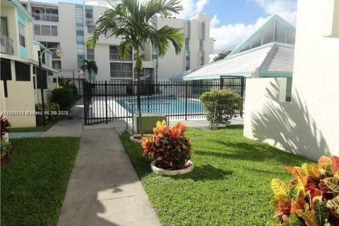 Condo in Lauderhill, Florida, 1 bedroom  № 1282022 - photo 2