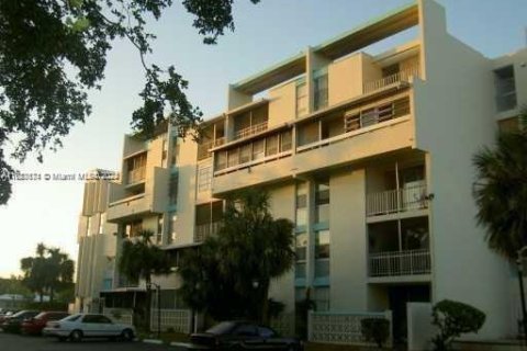 Condominio en venta en Lauderhill, Florida, 1 dormitorio, 74.32 m2 № 1282022 - foto 1