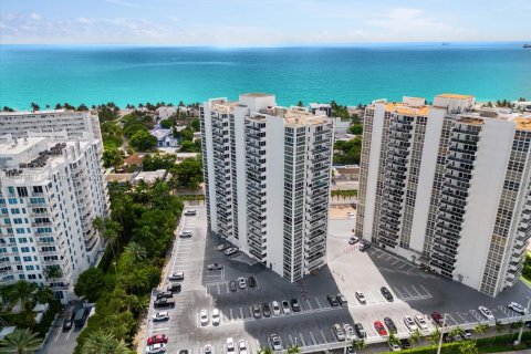 Condo in Fort Lauderdale, Florida, 2 bedrooms  № 1305253 - photo 1