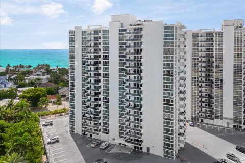 Condo in Fort Lauderdale, Florida, 2 bedrooms  № 1305253 - photo 17