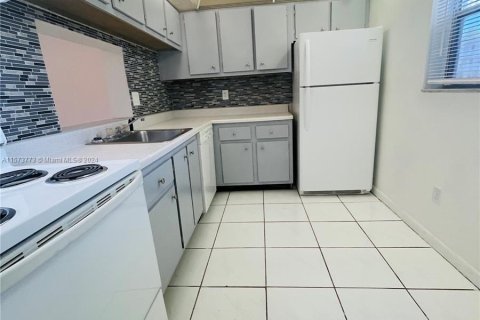 Condo in Lauderhill, Florida, 2 bedrooms  № 1135844 - photo 3