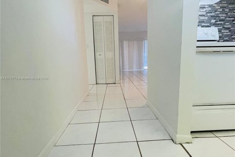 Condo in Lauderhill, Florida, 2 bedrooms  № 1135844 - photo 2