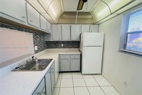 Condo in Lauderhill, Florida, 2 bedrooms  № 1135844 - photo 5