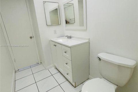 Condo in Lauderhill, Florida, 2 bedrooms  № 1135844 - photo 11