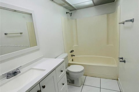 Condominio en venta en Lauderhill, Florida, 2 dormitorios, 89.09 m2 № 1135844 - foto 9