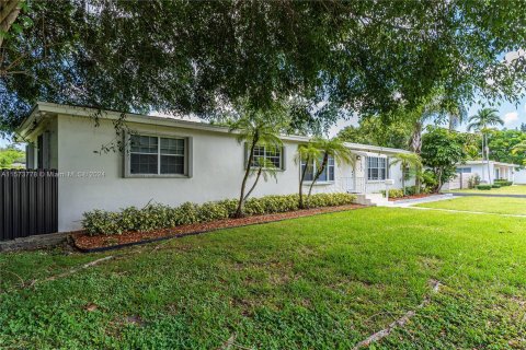 House in Miami, Florida 3 bedrooms № 1135846 - photo 4