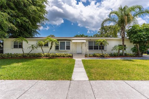 House in Miami, Florida 3 bedrooms № 1135846 - photo 2