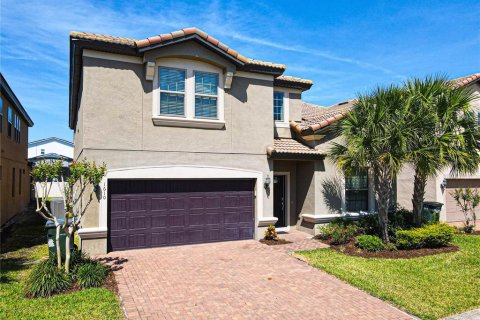 Casa en venta en Kissimmee, Florida, 8 dormitorios, 375.42 m2 № 1248875 - foto 1