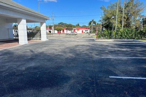 Commercial property in Palm Springs, Florida № 1294525 - photo 20