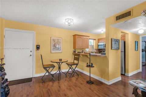 Condo in Miami, Florida, 2 bedrooms  № 1330335 - photo 5