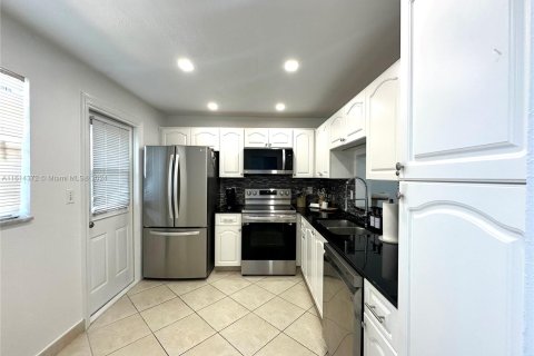 Condominio en venta en Hallandale Beach, Florida, 2 dormitorios, 101.45 m2 № 1236185 - foto 9