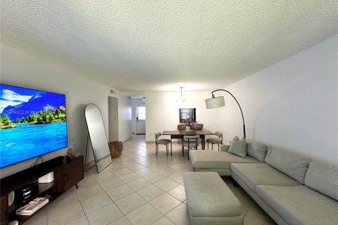 Condominio en venta en Hallandale Beach, Florida, 2 dormitorios, 101.45 m2 № 1236185 - foto 8